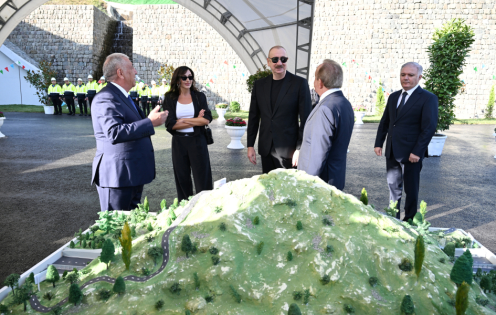 Präsident Ilham Aliyev und First Lady Mehriban Aliyeva inspizieren Baufortschritt der Autobahn Toghanali-Kelbadschar-Istisu