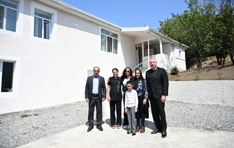 Präsident Ilham Aliyev und First Lady Mehriban Aliyeva trefen sich mit Bewohnern der Dörfer Vangli und Kolatagh im Bezirk Aghdara