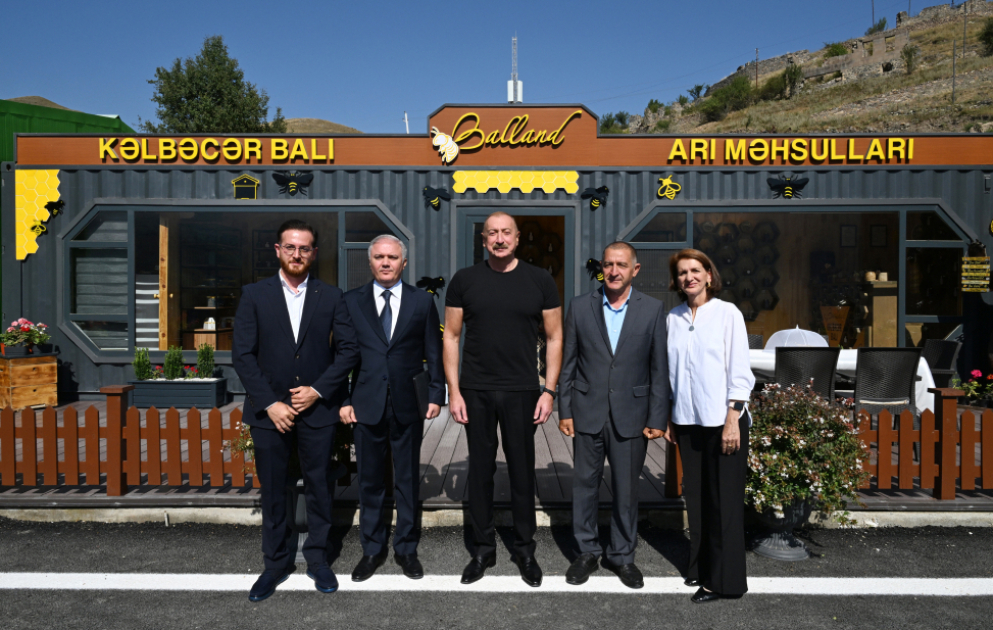 Le président Ilham Aliyev prend part à l’inauguration du magasin de miel, d'abeilles et de produits apicoles « Balland - Kelbedjer »