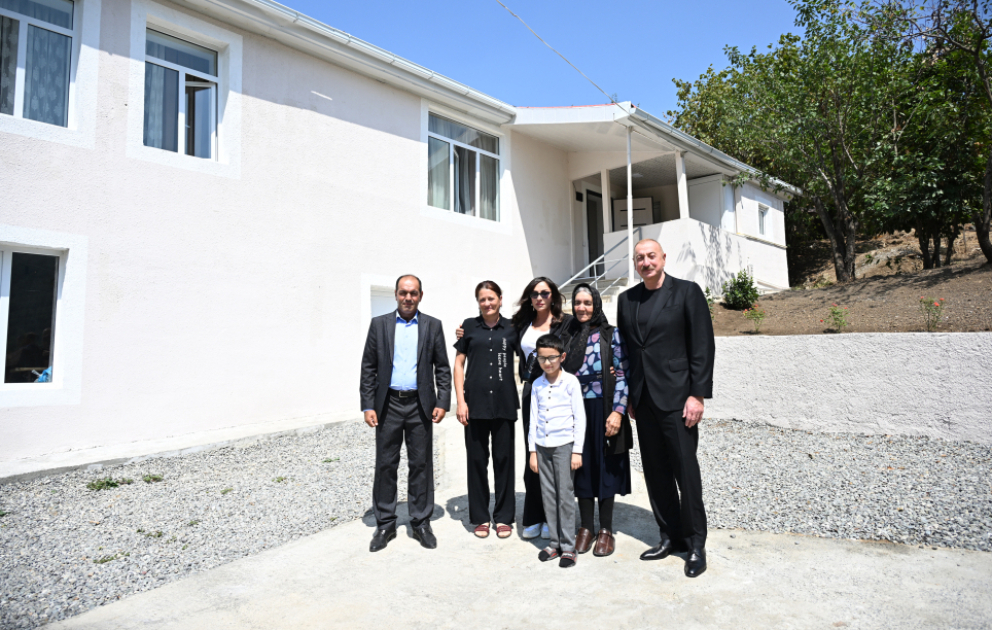 Le président Ilham Aliyev et la première dame Mehriban Aliyeva rencontrent les habitants des villages de Vengli et Kolatagh de la région d’Aghdéré