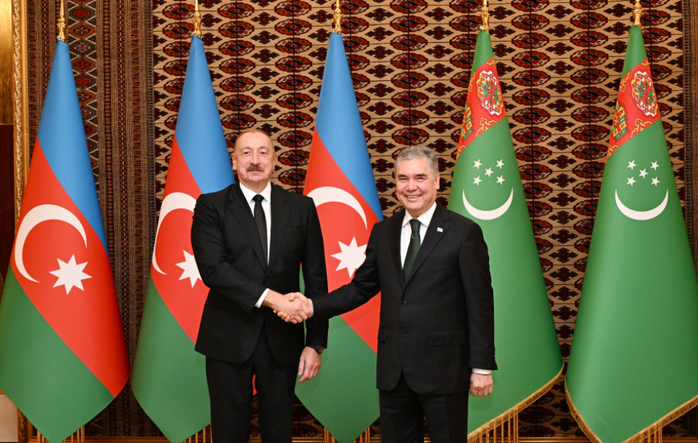 Präsident Ilham Aliyev führt mit dem Vorsitzenden des Volksrates Turkmenistans Vier-Augen-Gespräch