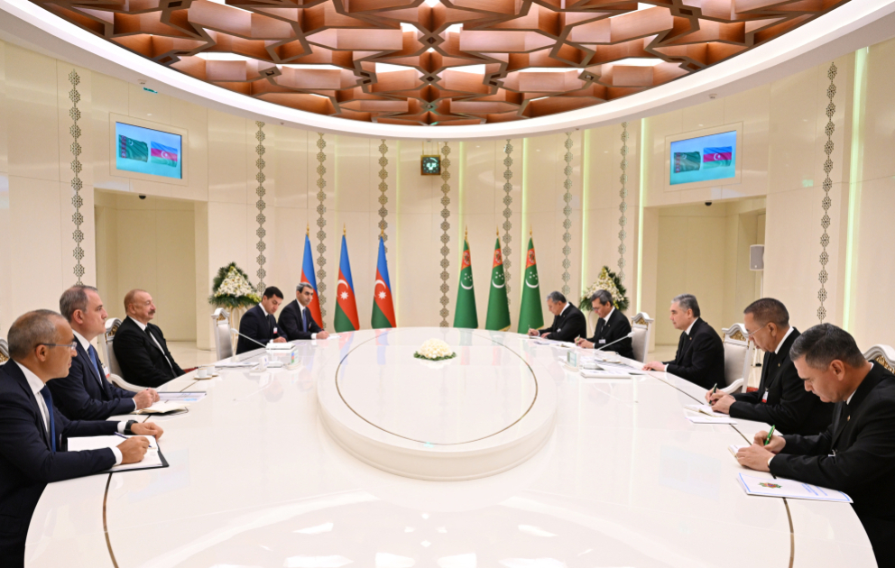 Turkmenbachi: Ilham Aliyev et Gourbangouly Berdimouhamedov tiennent une réunion élargie aux délégations