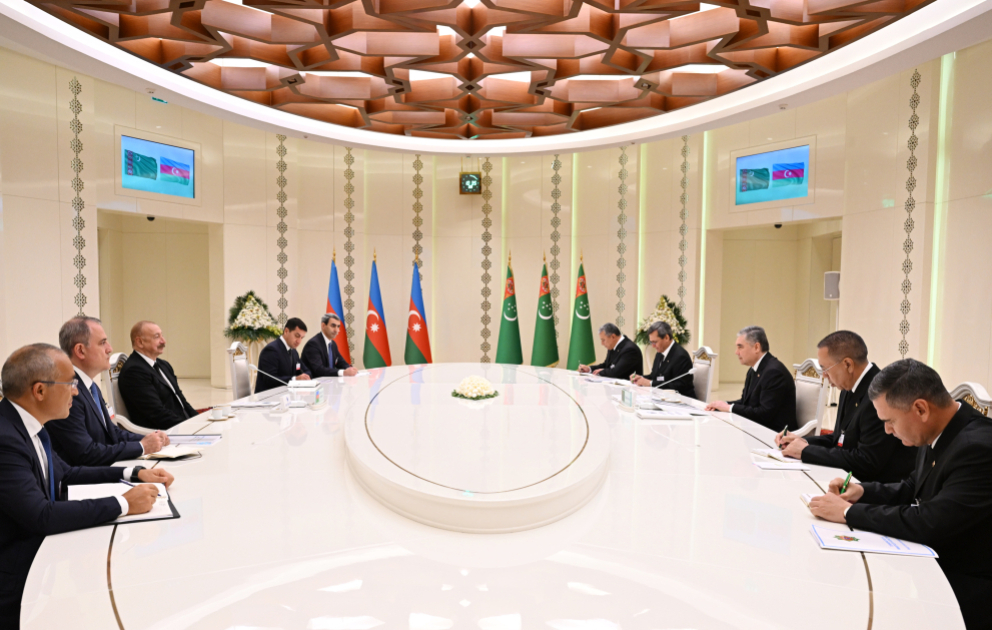 Präsident Aserbaidschans Ilham Aliyev führt Treffen mit dem Vorsitzenden des Volksrates von Turkmenistan im erweiterten Format
