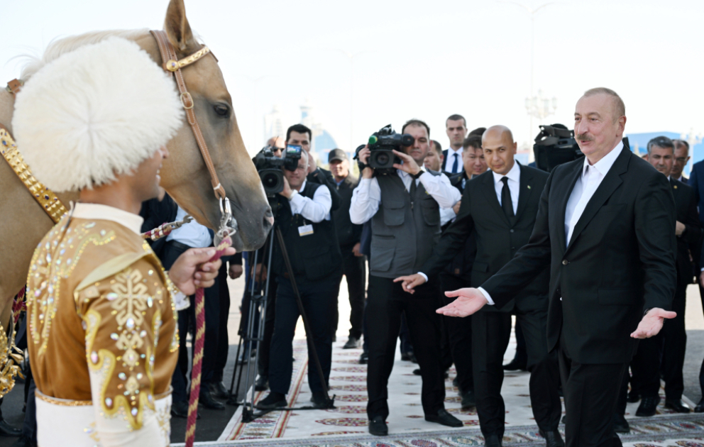 Le président azerbaïdjanais Ilham Aliyev a reçu un cheval Akhal-Teke