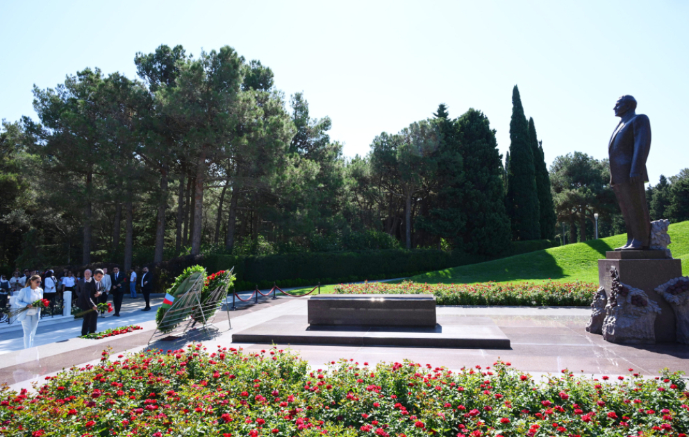 Participants of 2nd International Youth Forum on Multiculturalism visit tomb of National Leader Heydar Aliyev and Alley of Martyrs