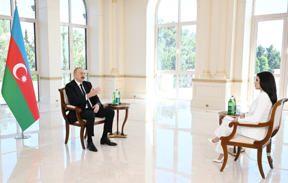 Le président azerbaïdjanais Ilham Aliyev accorde une interview à la chaîne Al-Arabiya