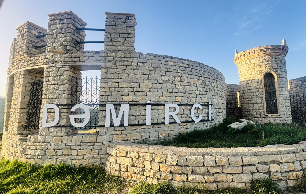 Dorf Dämirtschi in Schamachi, wo die Seele ruht