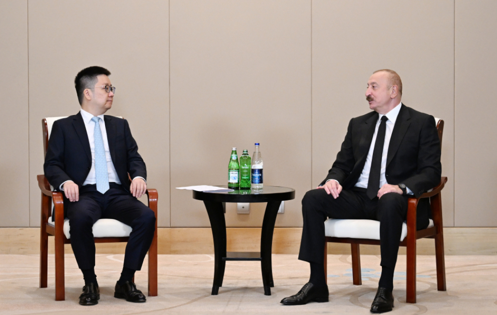 Le président Ilham Aliyev rencontre le fondateur et président de la société Sichian Sunsync Photovoltaic Technology Co à Tianjin
