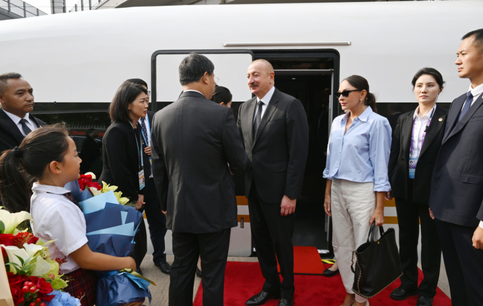 Aserbaidschans Präsident Ilham Aliyev ist mit der Bahn aus Tianjin im Peking eingetroffen