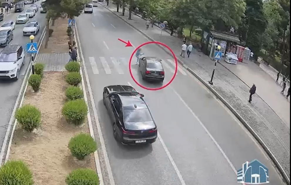 Avtomobil piyada keçidində qəza törətdi