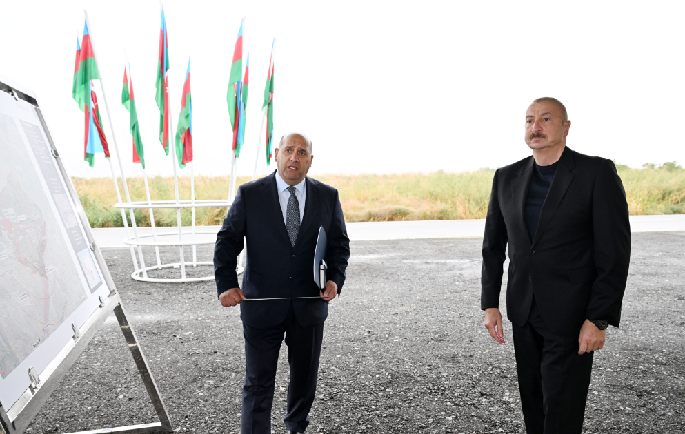 Präsident Ilham Aliyev legt Grundstein für das neue Dorf Garakhanbeyli im Bezirk Füsuli
