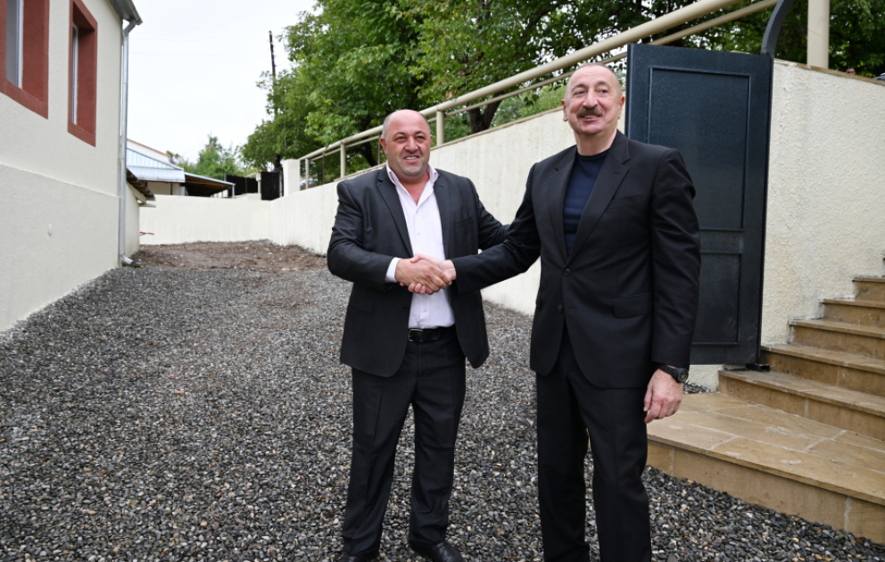 Le président Aliyev visite le bourg de Qirmizi Bazar de la région de Khodjavend