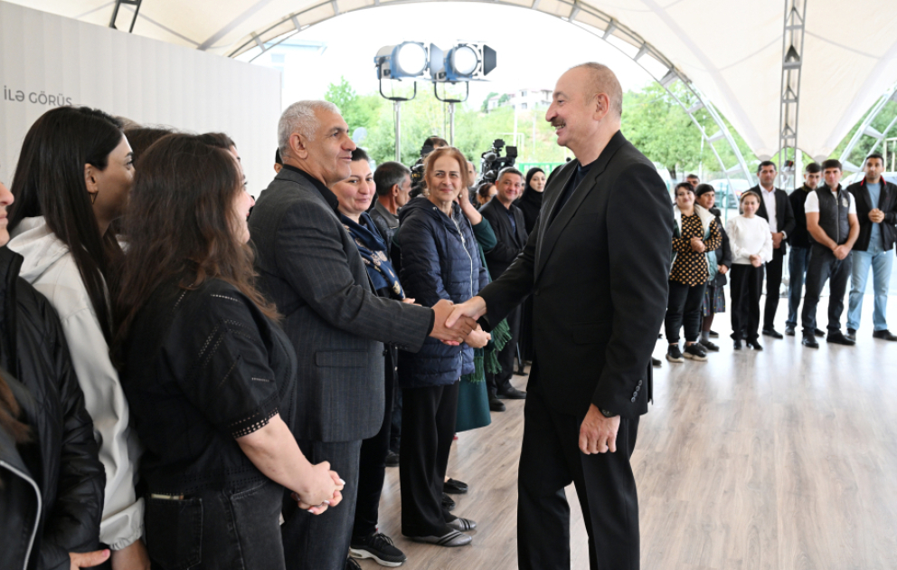 Präsident Ilham Aliyev trift sich mit Bewohnern der Siedlungen Girmizi Bazar, Hadrut und des Dorfes Sos