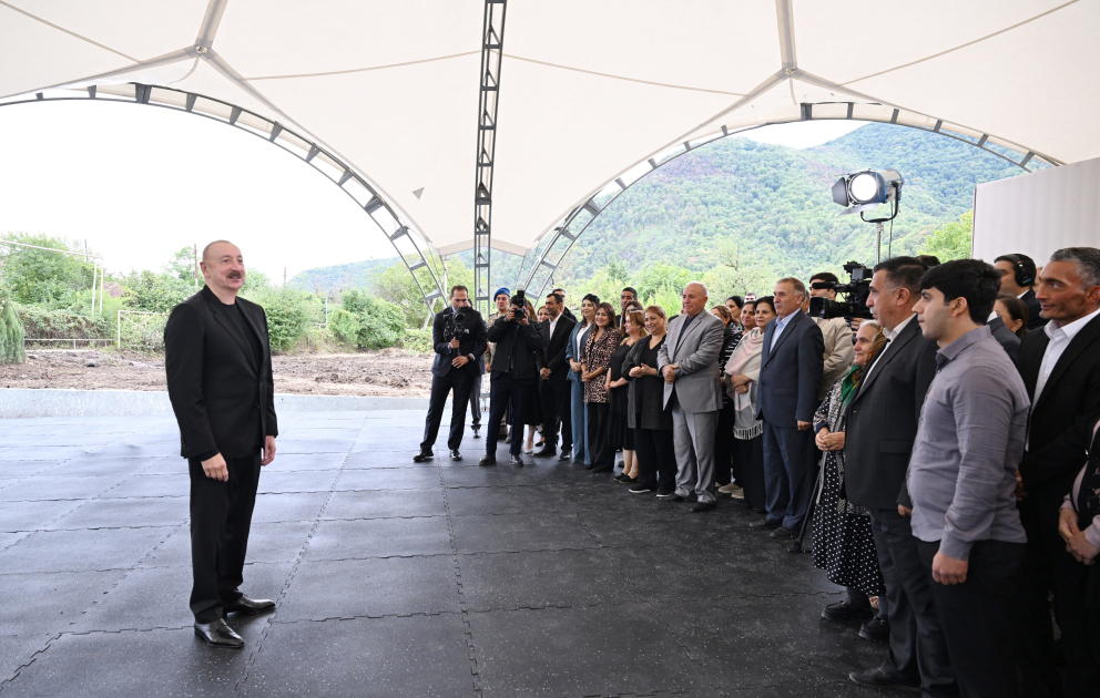 Präsident Ilham Aliyev trifft sich mit Bewohnern der Dörfer Badara, Daschbulag, Seyidbeyli und Schuschakend im Bezirk Chodschali