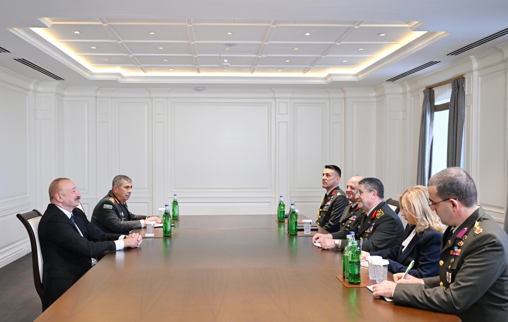 Präsident Ilham Aliyev empfängt türkischen Generalstabschef