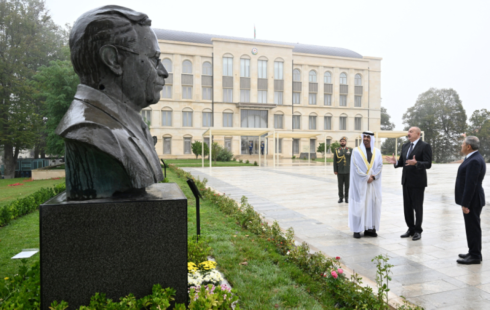 Azərbaycan və Birləşmiş Ərəb Əmirliklərinin prezidentləri Şuşada Azərbaycanın tanınmış şəxsiyyətlərinin güllələnmiş heykəllərinə baxıblar