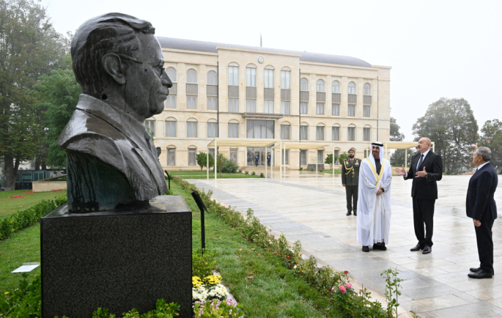 Präsident Ilham Aliyev und VAE-Präsident Scheich Mohamed bin Zayed Al Nahyan besichtigen in Schuscha durchsiebte Statuen bekannter aserbaidschanischer Persönlichkeiten