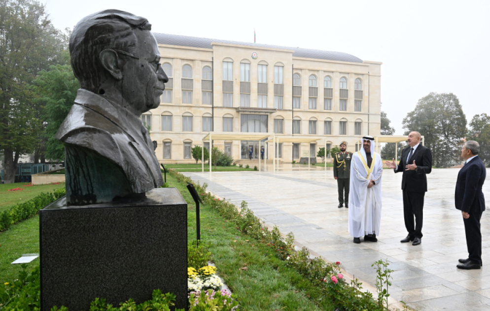 Les présidents azerbaïdjanais et émirien visitent les statues criblés de balles des éminentes personnalités azerbaïdjanaises