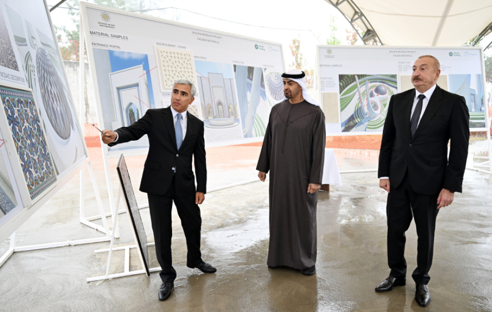 Ilham Aliyev et le cheikh Mohammed bin Zayed Al Nahyan visitent le chantier de la mosquée Yeni Choucha