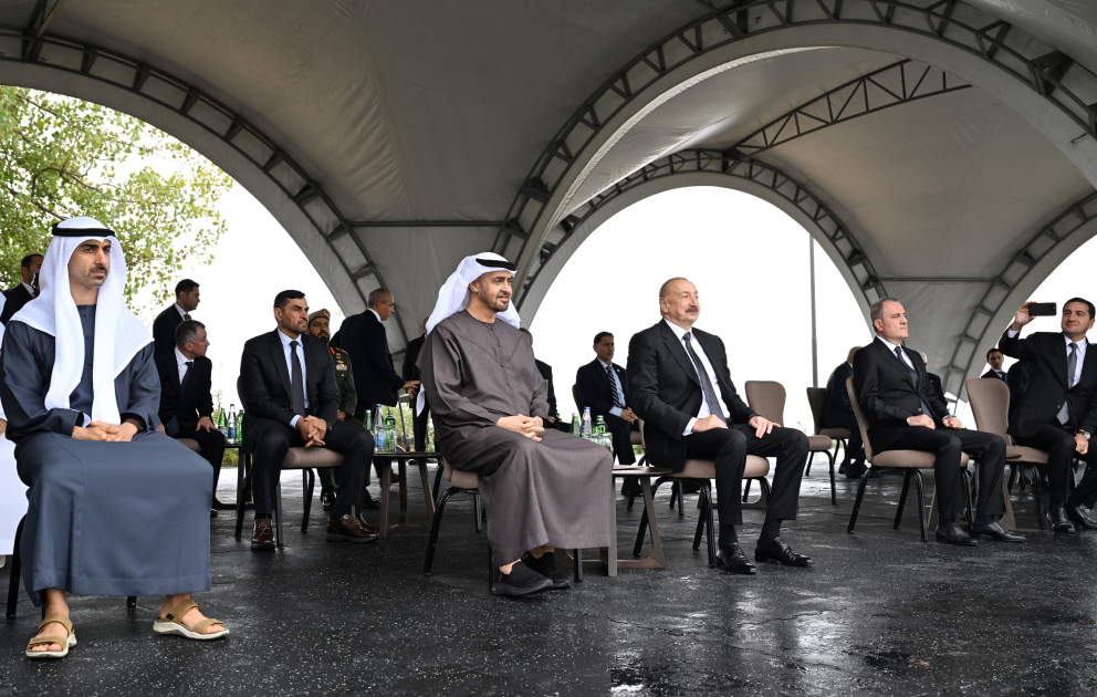 Les présidents Ilham Aliyev et le cheikh Mohammed ben Zayed Al Nahyan assistent à un spectacle des chevaux Karabagh sur la Plaine de Djydyr