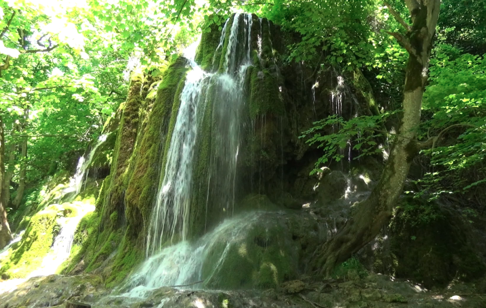 Grüner Teppich auf dem Felsen – Wasserfall Mamirli