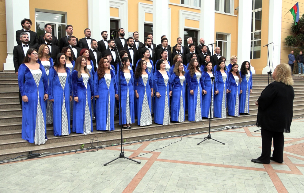 Bakı Musiqi Akademiyasının qarşısında Milli Musiqi Günü təntənəli şəkildə qeyd edilib