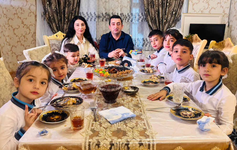 Çoxuşaqlı Mustafayevlər ailəsi - sevgi, təhsil və musiqi ilə dolu 9 nəfərlik ailə