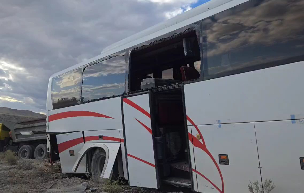 Naxçıvan-Bakı avtobusu dərəyə aşıb, 17 nəfər yaralanıb