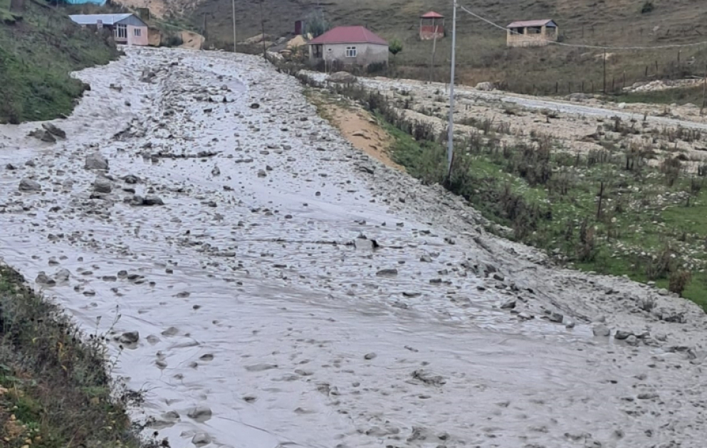 Qusarın Laza kəndində yolu sel suları basıb