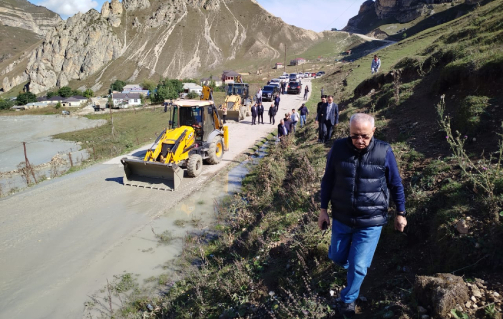 Laza kəndində selin gətirdiyi palçıq axınının evlərə dolmasının qarşısı alınıb