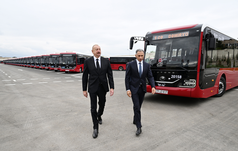 Präsident Ilham Aliyev weiht Ganja-Busdepots der BakuBus GmbH ein
