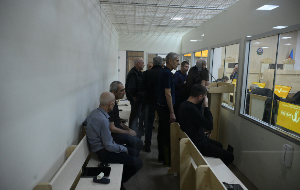 Ermənistan silahlı qüvvələrinin Aprel döyüşləri zamanı beynəlxalq humanitar hüquq normalarını pozaraq mülki şəxsləri və mülki obyektləri atəşə tutması ilə bağlı sənədlər məhkəmədə tədqiq olunub