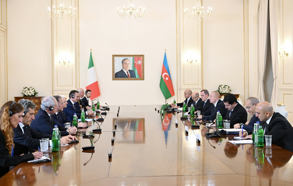 Les présidents Ilham Aliyev et Sergio Mattarella tiennent une réunion élargie aux délégations