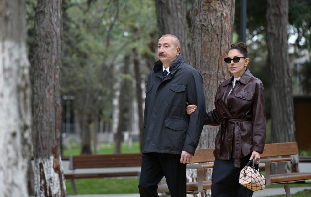 Präsident Ilham Aliyev und First Lady Mehriban Aliyeva nehmen an Eröffnung eines neu angelegten Parks im Stadtbezirk Narimanov von Baku teil