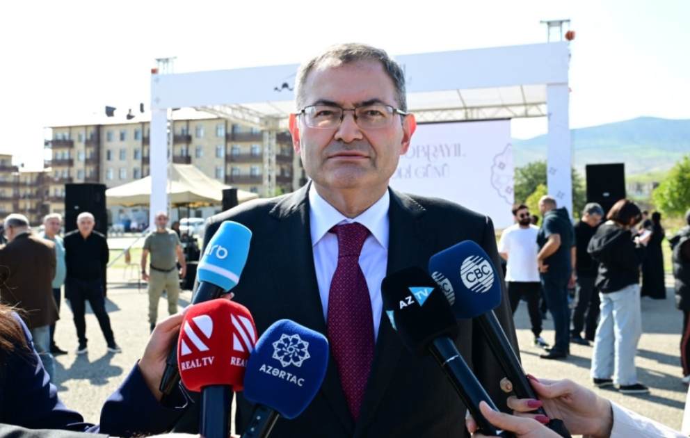 İntiqam Babayev: Musiqi sədaları, sənət əsərləri və nümayiş olunan fotolar Zəfər yolunu bir daha yaddaşlara həkk etdi