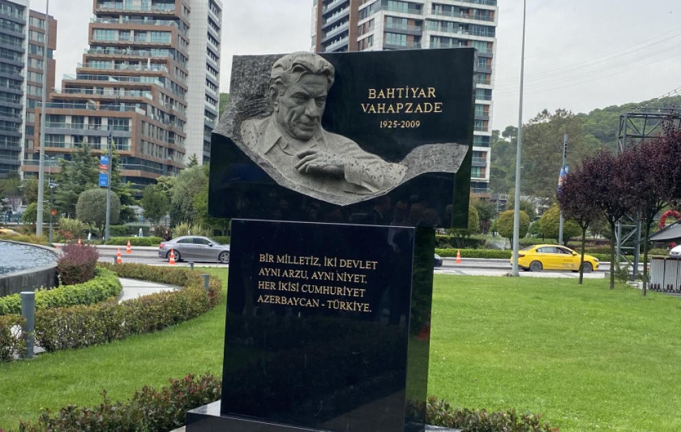 İstanbulda Azərbaycanın Xalq şairi Bəxtiyar Vahabzadənin barelyefi açılıb