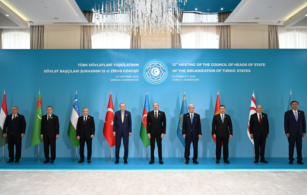 Präsident Ilham Aliyev empfängt in Gabala am Gipfel des OTS-Rates der Staatsoberhäupter teilnehmende Staats- und Regierungschefs