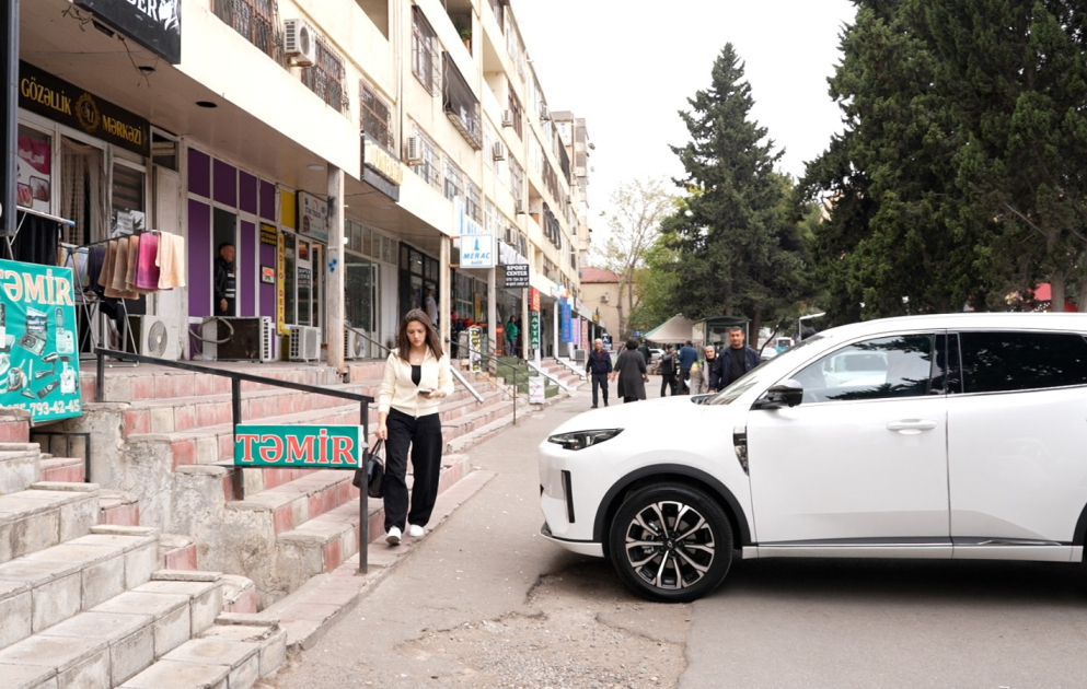 Polis piyadaların hərəkətinə mane olan sürücülərə müraciət edib