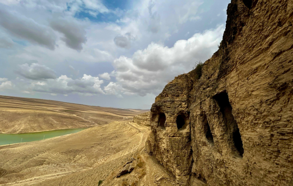 Keçmişin izləri əhəngdaşı divarlarda – Nərimankənd mağaraları