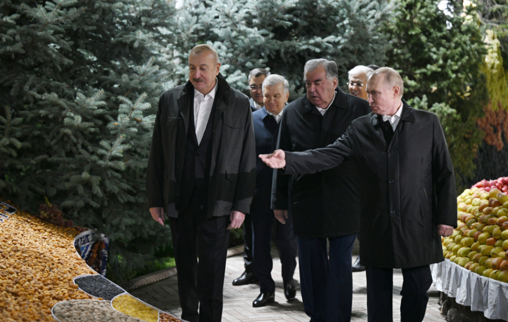 Präsident Ilham Aliyev nimmt am informellen Abendessen der GUS-Staatschefs in Duschanbe teil