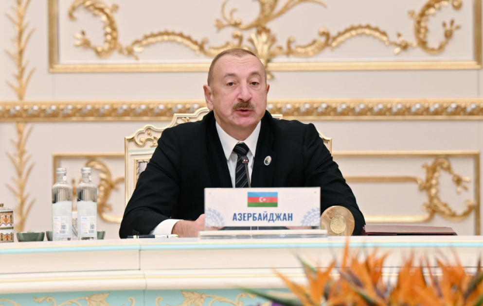 Le présient Ilham Aliyev prend la parole lors de la réunion restreinte du Conseil des chefs d’Etat de la CEI à Douchanbé