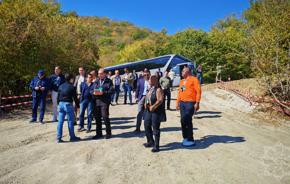 Beynəlxalq konfransın iştirakçıları Ağdərədə aşkarlanmış kütləvi məzarlığı ziyarət ediblər