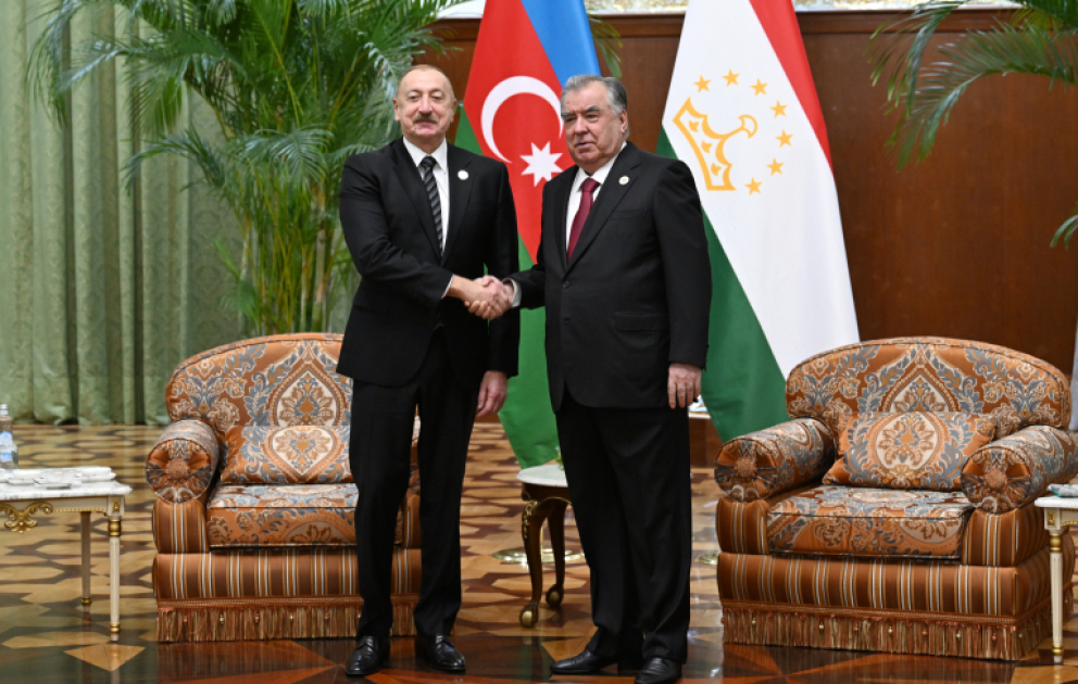 Präsident Ilham Aliyev trifft Präsident von Tadschikistan Emomali Rahmon zum Vier-Augen-Gespräch in Duschanbe