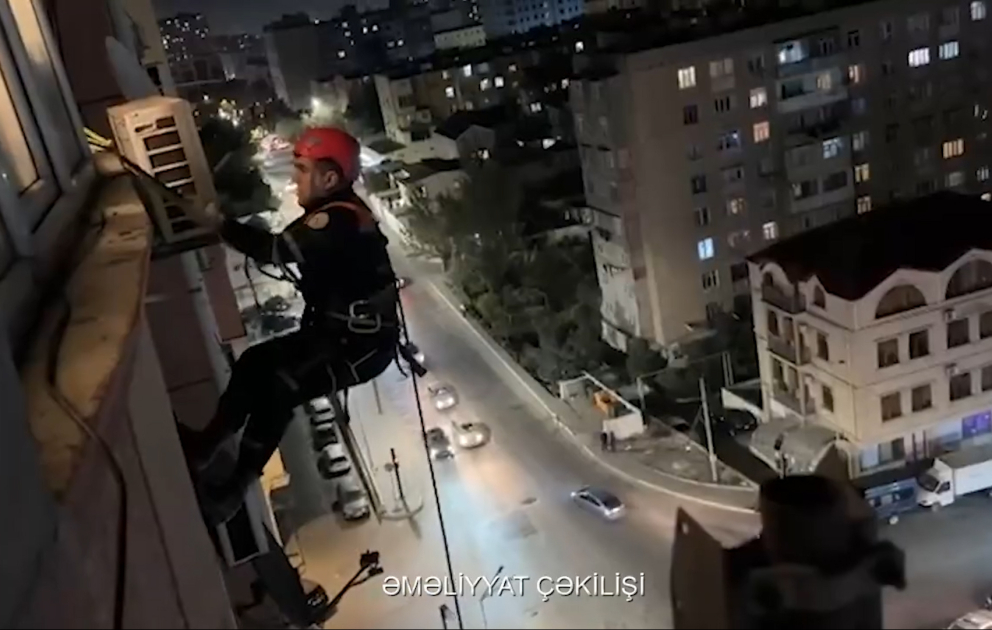 FHN əməkdaşları bağlı qapı arxasında qalan vətəndaşları xilas ediblər