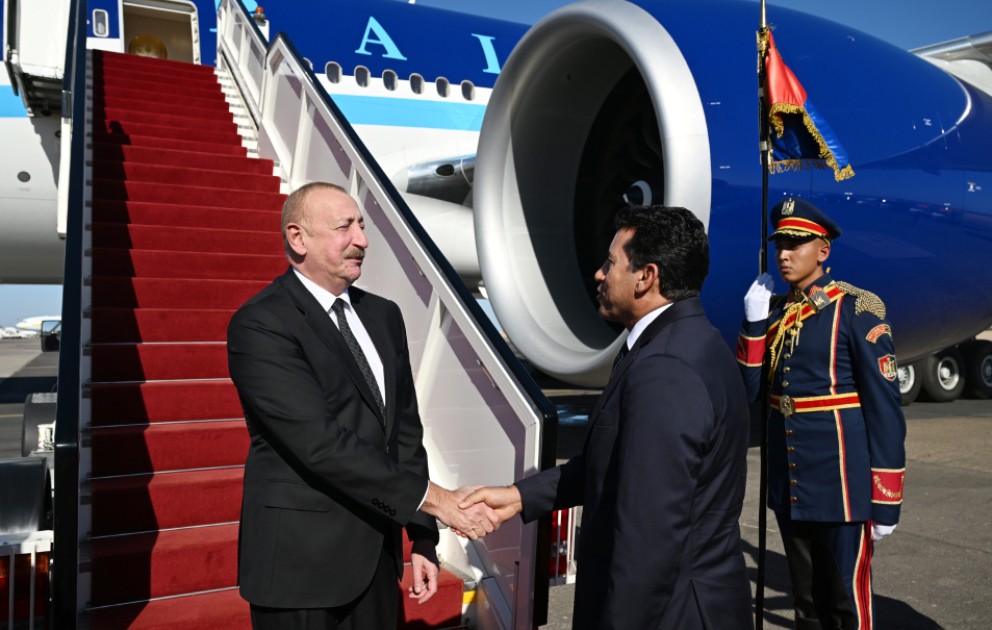 Präsident Ilham Aliyev zu Arbeitsbesuch in Ägypten eingetroffen