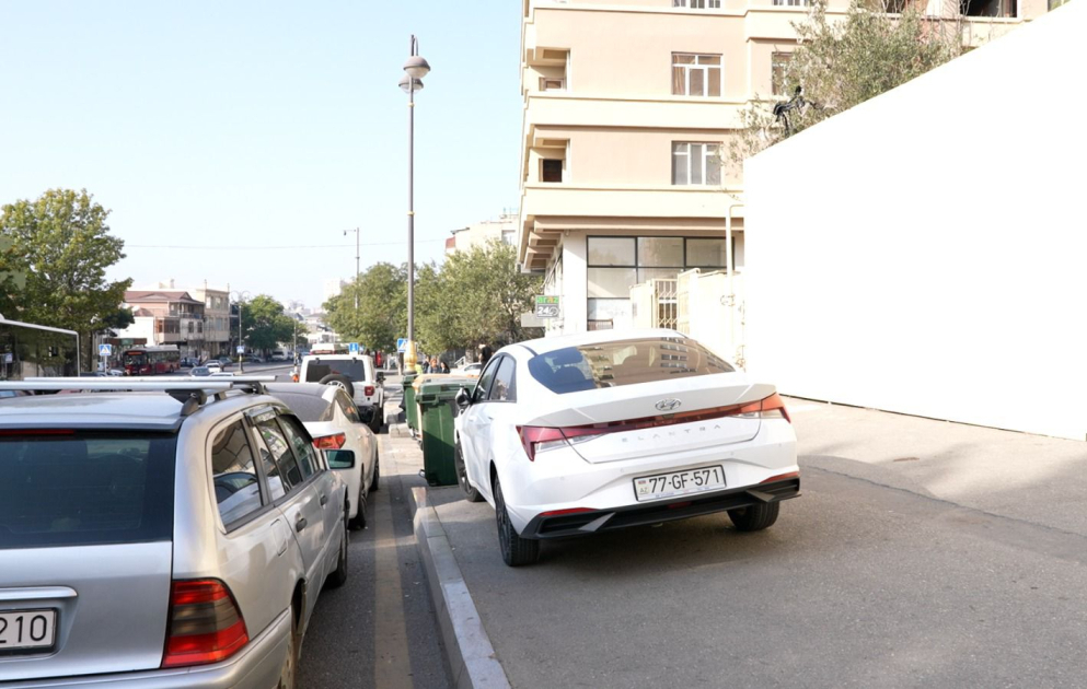 Polis nəqliyyat vasitələrini piyada səkilərində saxlayan sürücülərə bir daha çağırış edib