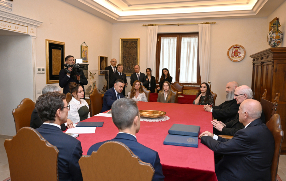 Mehriban Aliyeva rencontre l’archiprêtre de la basilique Saint-Paul-hors-les-murs au Vatican