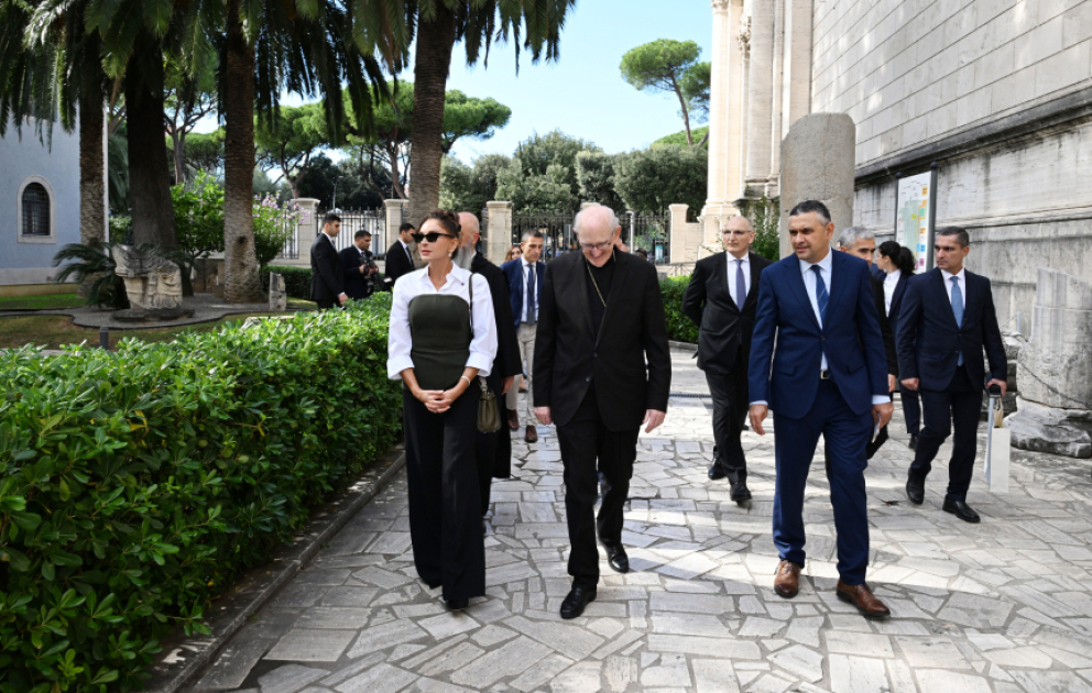Erste Vizepräsidentin Aserbaidschans inspiziert aktuellen Stand der Restaurierungsarbeiten an der Basilika Sankt Paul vor den Mauern im Vatikan