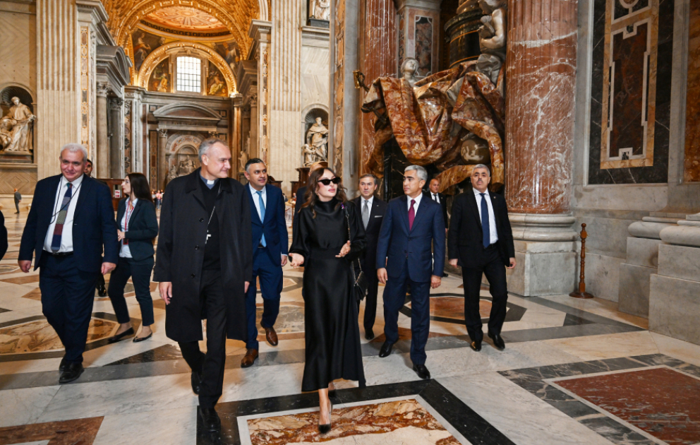 Erste Vizepräsidentin Mehriban Aliyeva besichtigt Restaurierungsfortschritte am Petersdom