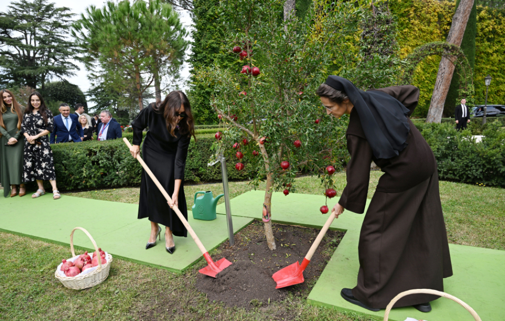 Erste Vizepräsidentin Mehriban Aliyeva nimmt gemeinsam mit Familienangehörigen an einer Baumpflanzungszeremonie in den Vatikanischen Gärten teil
